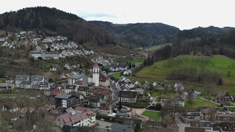 Dieses Bild zeigt eine Webcam-Aufnahme von Ottenhöfen, aufgenommen am Samstag, den 04.04.2026 um 16:00 Uhr