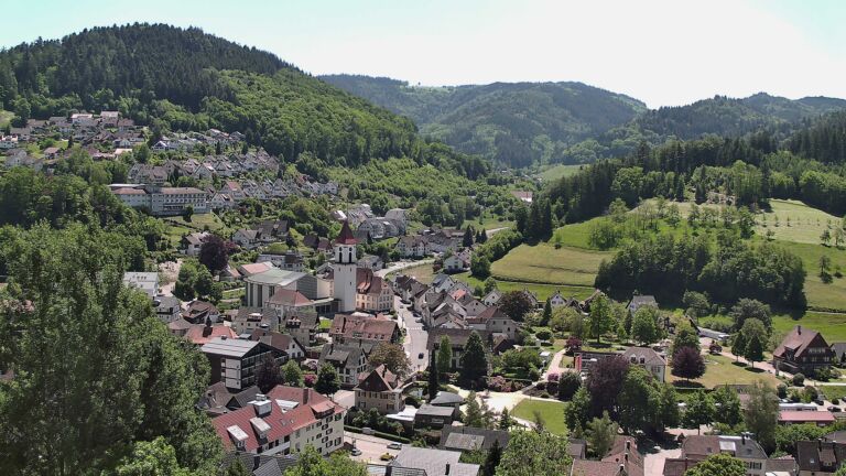 Dieses Bild zeigt eine Webcam-Aufnahme von Ottenhöfen, aufgenommen am Freitag, den 22.05.2026 um 13:10 Uhr