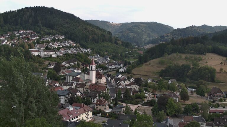 Dieses Bild zeigt eine Webcam-Aufnahme von Ottenhöfen, aufgenommen am Sonntag, den 16.08.2026 um 17:50 Uhr