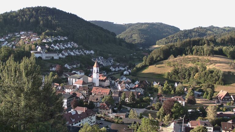 Dieses Bild zeigt eine Webcam-Aufnahme von Ottenhöfen, aufgenommen am Freitag, den 24.07.2026 um 07:10 Uhr