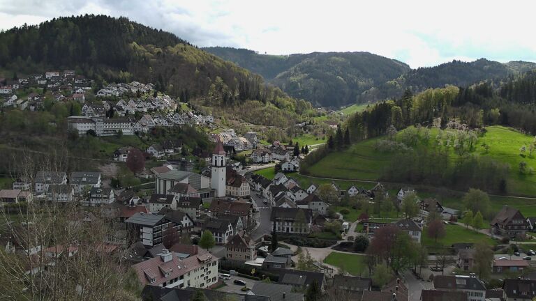 Dieses Bild zeigt eine Webcam-Aufnahme von Ottenhöfen, aufgenommen am Donnerstag, den 16.04.2026 um 13:50 Uhr