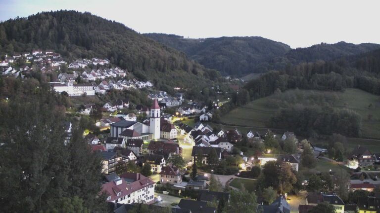 Dieses Bild zeigt eine Webcam-Aufnahme von Ottenhöfen, aufgenommen am Donnerstag, den 15.10.2026 um 19:10 Uhr