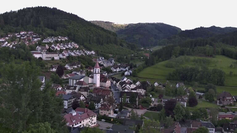 Dieses Bild zeigt eine Webcam-Aufnahme von Ottenhöfen, aufgenommen am Freitag, den 15.05.2026 um 19:00 Uhr