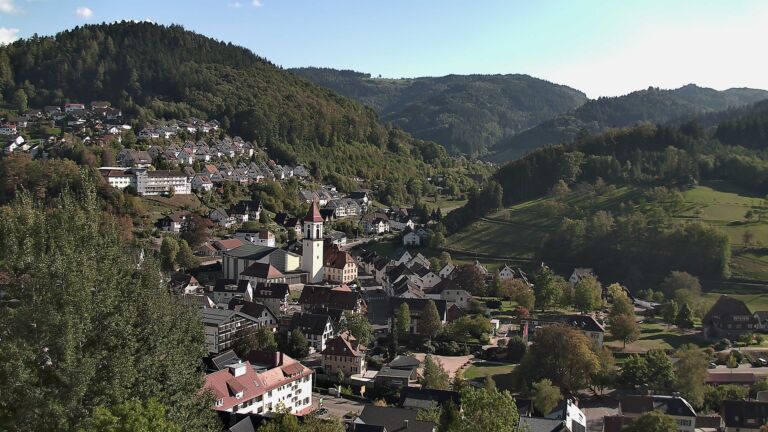 Dieses Bild zeigt eine Webcam-Aufnahme von Ottenhöfen, aufgenommen am Montag, den 05.10.2026 um 16:00 Uhr