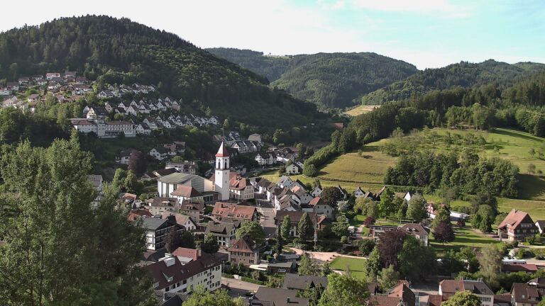 Dieses Bild zeigt eine Webcam-Aufnahme von Ottenhöfen, aufgenommen am Montag, den 08.06.2026 um 08:20 Uhr