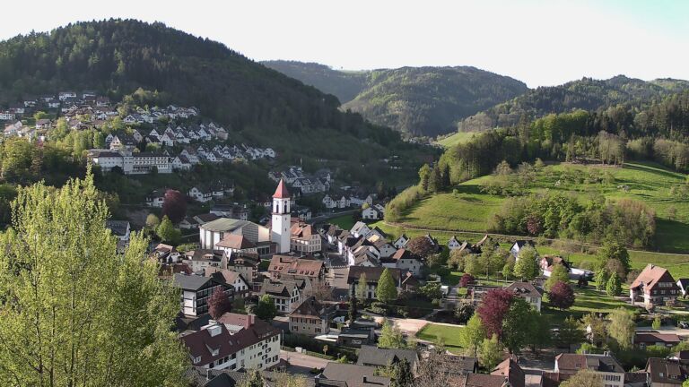 Dieses Bild zeigt eine Webcam-Aufnahme von Ottenhöfen, aufgenommen am Sonntag, den 26.04.2026 um 08:20 Uhr
