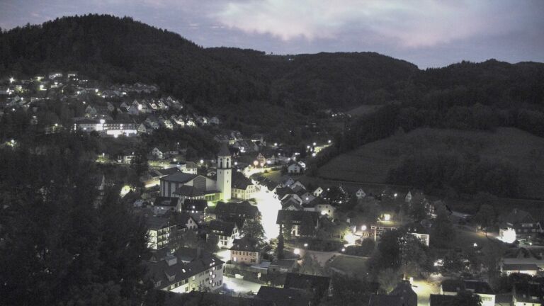 Dieses Bild zeigt eine Webcam-Aufnahme von Ottenhöfen, aufgenommen am Dienstag, den 13.10.2026 um 07:00 Uhr