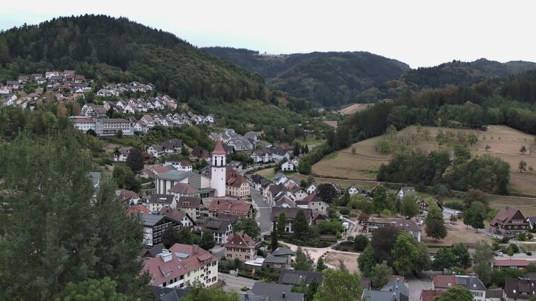 Dieses Bild zeigt eine Webcam-Aufnahme von Ottenhöfen, aufgenommen am Dienstag, den 18.08.2026 um 19:50 Uhr