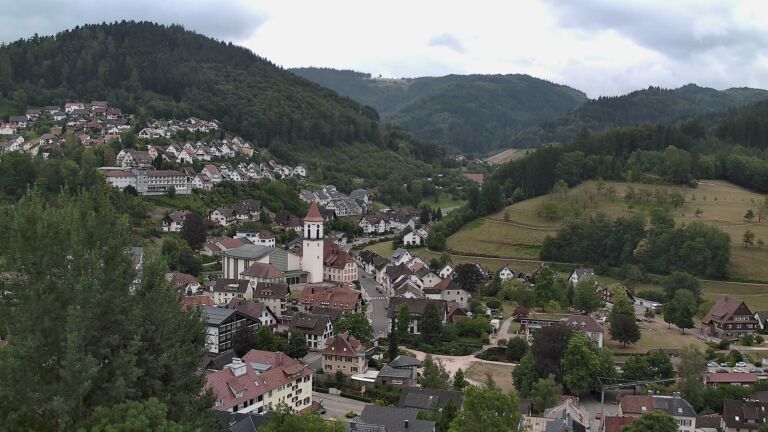 Dieses Bild zeigt eine Webcam-Aufnahme von Ottenhöfen, aufgenommen am Samstag, den 01.08.2026 um 12:30 Uhr