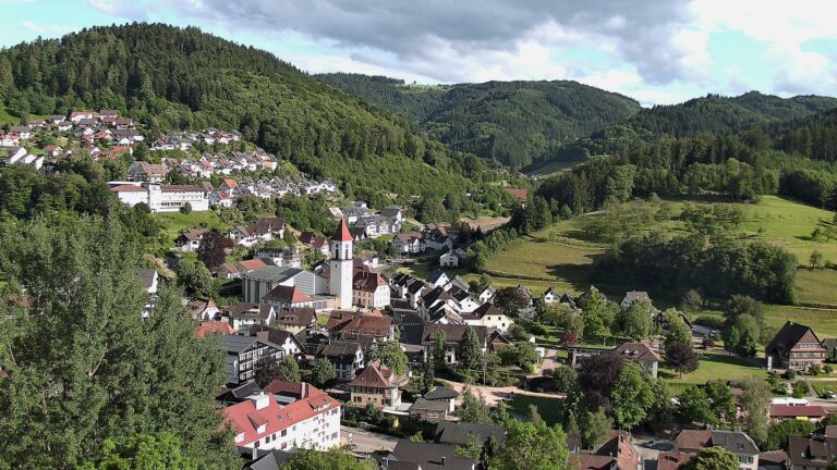 Dieses Bild zeigt eine Webcam-Aufnahme von Ottenhöfen, aufgenommen am Freitag, den 05.06.2026 um 18:30 Uhr
