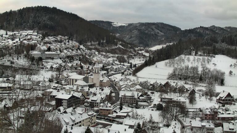 Dieses Bild zeigt eine Webcam-Aufnahme von Ottenhöfen, aufgenommen am Sonntag, den 04.01.2026 um 08:50 Uhr