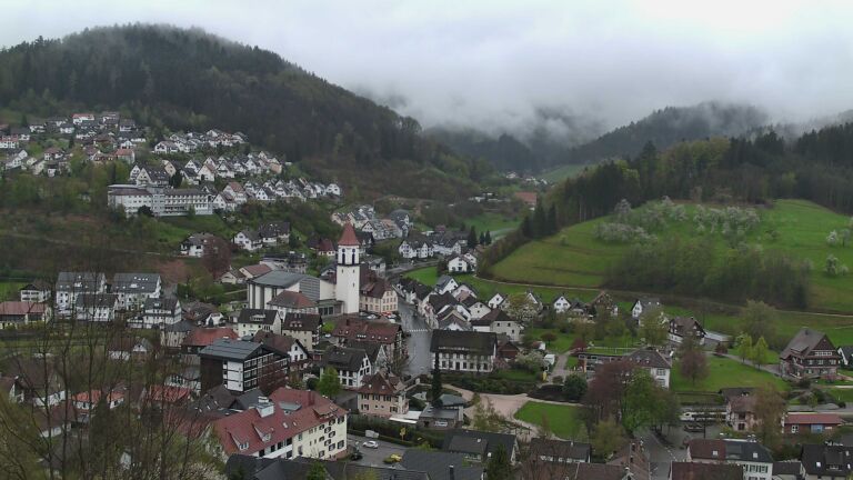 Dieses Bild zeigt eine Webcam-Aufnahme von Ottenhöfen, aufgenommen am Sonntag, den 12.04.2026 um 18:40 Uhr