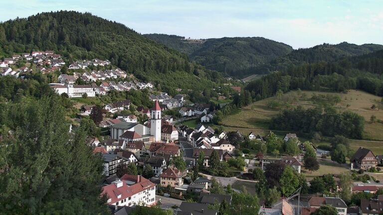 Dieses Bild zeigt eine Webcam-Aufnahme von Ottenhöfen, aufgenommen am Montag, den 13.07.2026 um 19:20 Uhr