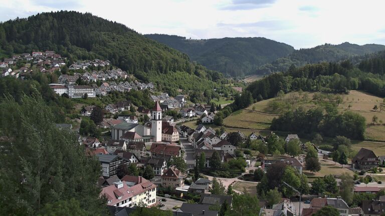 Dieses Bild zeigt eine Webcam-Aufnahme von Ottenhöfen, aufgenommen am Montag, den 03.08.2026 um 16:20 Uhr