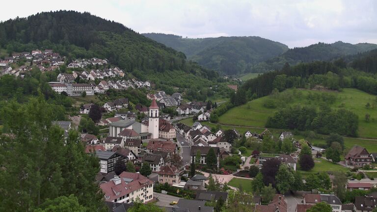Dieses Bild zeigt eine Webcam-Aufnahme von Ottenhöfen, aufgenommen am Sonntag, den 10.05.2026 um 17:00 Uhr