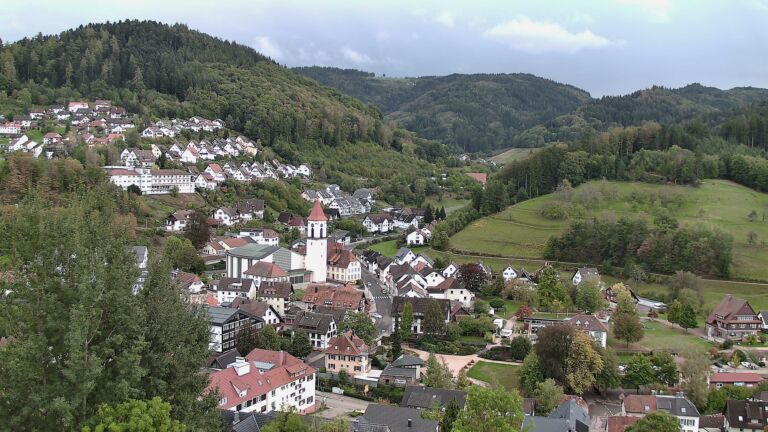 Dieses Bild zeigt eine Webcam-Aufnahme von Ottenhöfen, aufgenommen am Sonntag, den 11.10.2026 um 17:20 Uhr