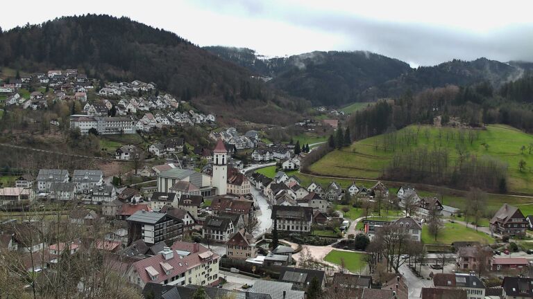 Dieses Bild zeigt eine Webcam-Aufnahme von Ottenhöfen, aufgenommen am Montag, den 30.03.2026 um 13:00 Uhr