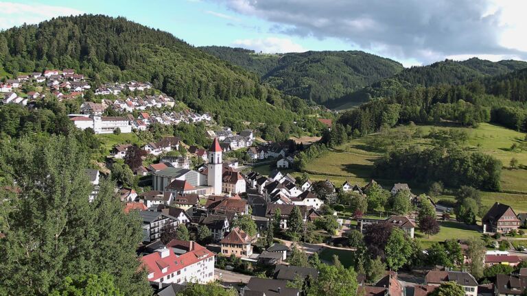 Dieses Bild zeigt eine Webcam-Aufnahme von Ottenhöfen, aufgenommen am Freitag, den 05.06.2026 um 19:00 Uhr
