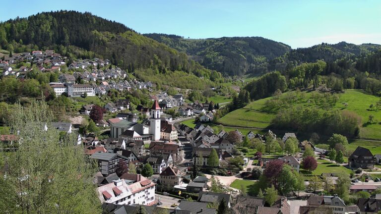 Dieses Bild zeigt eine Webcam-Aufnahme von Ottenhöfen, aufgenommen am Freitag, den 24.04.2026 um 15:50 Uhr
