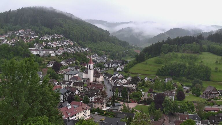 Dieses Bild zeigt eine Webcam-Aufnahme von Ottenhöfen, aufgenommen am Sonntag, den 10.05.2026 um 19:20 Uhr