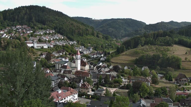 Dieses Bild zeigt eine Webcam-Aufnahme von Ottenhöfen, aufgenommen am Donnerstag, den 27.08.2026 um 17:30 Uhr
