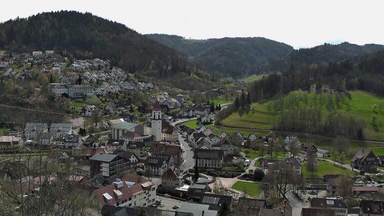 Dieses Bild zeigt eine Webcam-Aufnahme von Ottenhöfen, aufgenommen am Montag, den 06.04.2026 um 13:10 Uhr