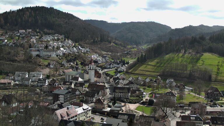 Dieses Bild zeigt eine Webcam-Aufnahme von Ottenhöfen, aufgenommen am Donnerstag, den 12.03.2026 um 13:30 Uhr