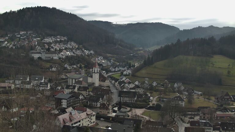 Dieses Bild zeigt eine Webcam-Aufnahme von Ottenhöfen, aufgenommen am Dienstag, den 27.01.2026 um 13:20 Uhr