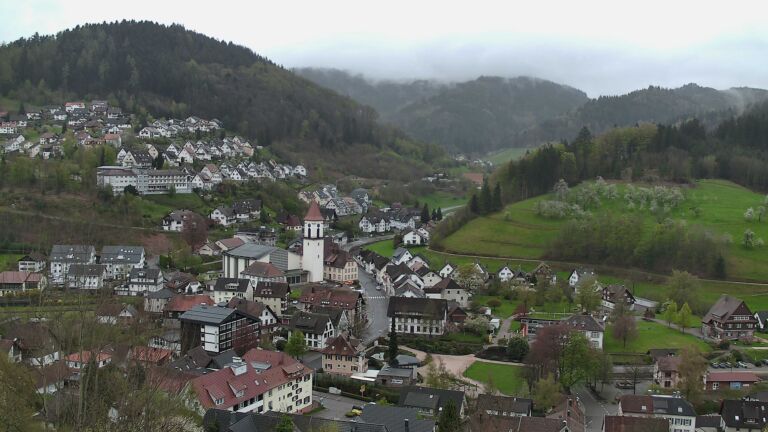 Dieses Bild zeigt eine Webcam-Aufnahme von Ottenhöfen, aufgenommen am Sonntag, den 12.04.2026 um 13:30 Uhr