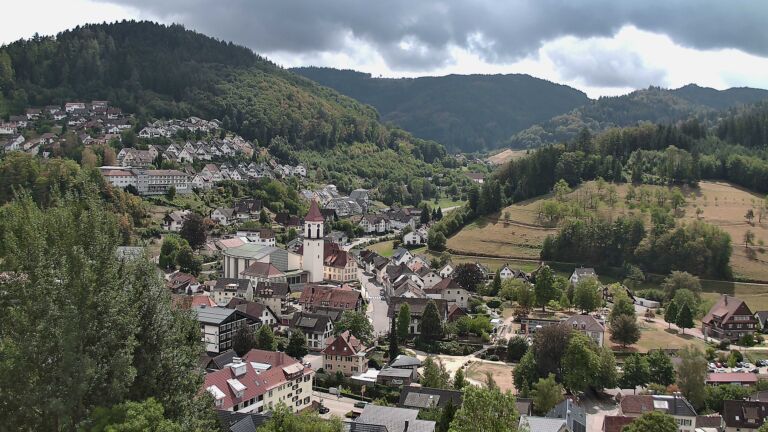 Dieses Bild zeigt eine Webcam-Aufnahme von Ottenhöfen, aufgenommen am Samstag, den 22.08.2026 um 13:20 Uhr