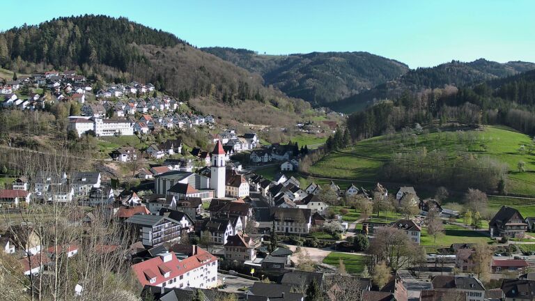 Dieses Bild zeigt eine Webcam-Aufnahme von Ottenhöfen, aufgenommen am Dienstag, den 07.04.2026 um 17:50 Uhr