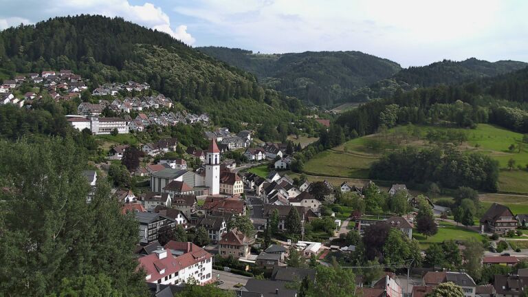 Dieses Bild zeigt eine Webcam-Aufnahme von Ottenhöfen, aufgenommen am Freitag, den 19.06.2026 um 17:50 Uhr