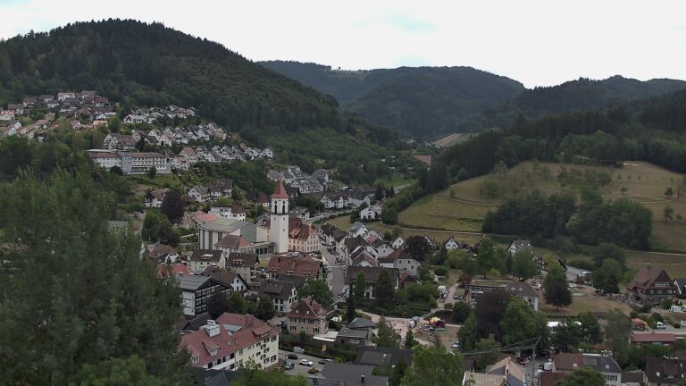 Dieses Bild zeigt eine Webcam-Aufnahme von Ottenhöfen, aufgenommen am Sonntag, den 26.07.2026 um 13:50 Uhr