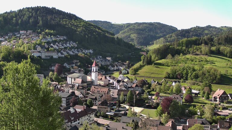Dieses Bild zeigt eine Webcam-Aufnahme von Ottenhöfen, aufgenommen am Freitag, den 01.05.2026 um 09:00 Uhr