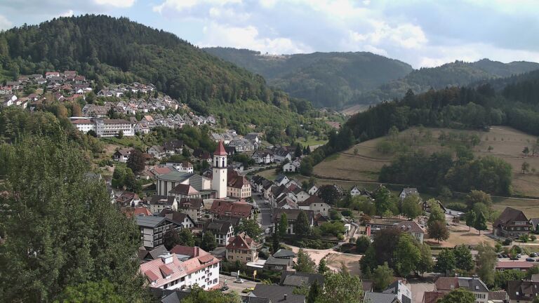 Dieses Bild zeigt eine Webcam-Aufnahme von Ottenhöfen, aufgenommen am Montag, den 17.08.2026 um 16:00 Uhr