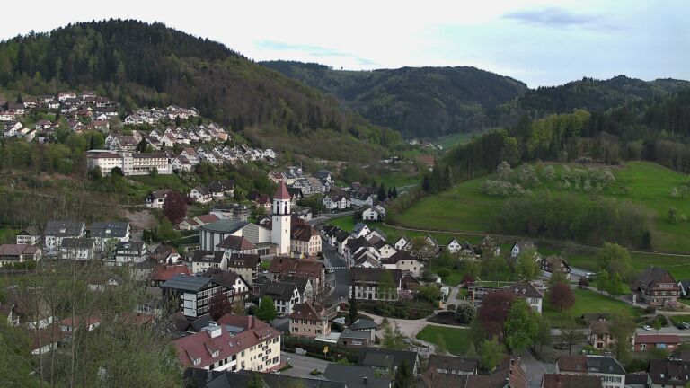 Dieses Bild zeigt eine Webcam-Aufnahme von Ottenhöfen, aufgenommen am Samstag, den 18.04.2026 um 19:30 Uhr