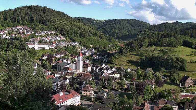 Dieses Bild zeigt eine Webcam-Aufnahme von Ottenhöfen, aufgenommen am Freitag, den 05.06.2026 um 19:20 Uhr