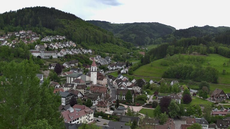 Dieses Bild zeigt eine Webcam-Aufnahme von Ottenhöfen, aufgenommen am Sonntag, den 03.05.2026 um 13:20 Uhr