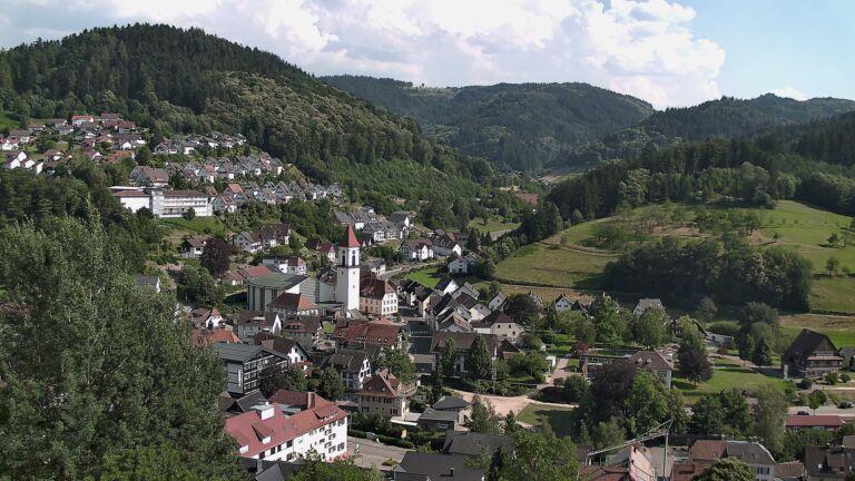 Dieses Bild zeigt eine Webcam-Aufnahme von Ottenhöfen, aufgenommen am Samstag, den 27.06.2026 um 17:20 Uhr