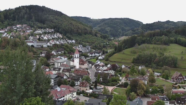 Dieses Bild zeigt eine Webcam-Aufnahme von Ottenhöfen, aufgenommen am Dienstag, den 13.10.2026 um 08:30 Uhr
