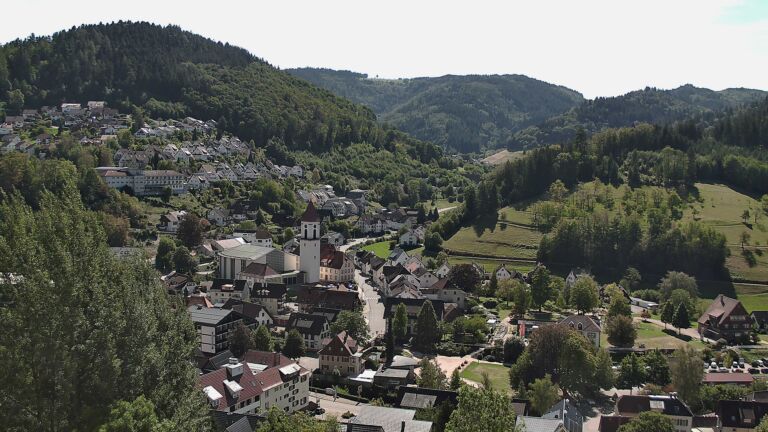 Dieses Bild zeigt eine Webcam-Aufnahme von Ottenhöfen, aufgenommen am Samstag, den 12.09.2026 um 13:00 Uhr