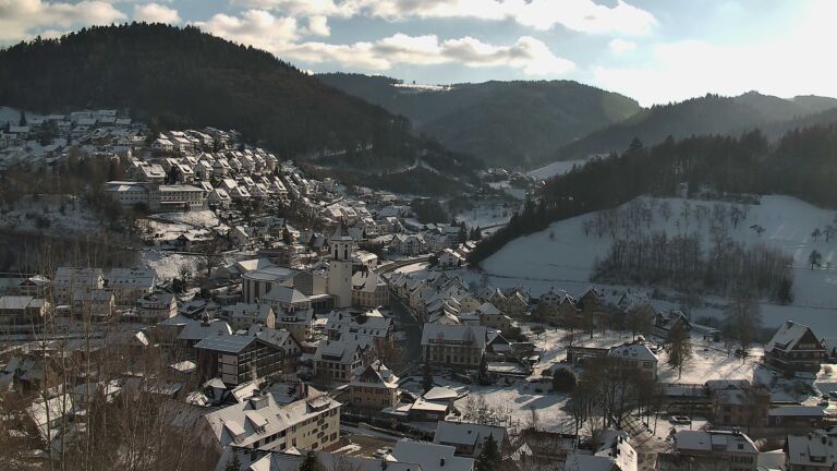 Dieses Bild zeigt eine Webcam-Aufnahme von Ottenhöfen, aufgenommen am Montag, den 05.01.2026 um 13:40 Uhr