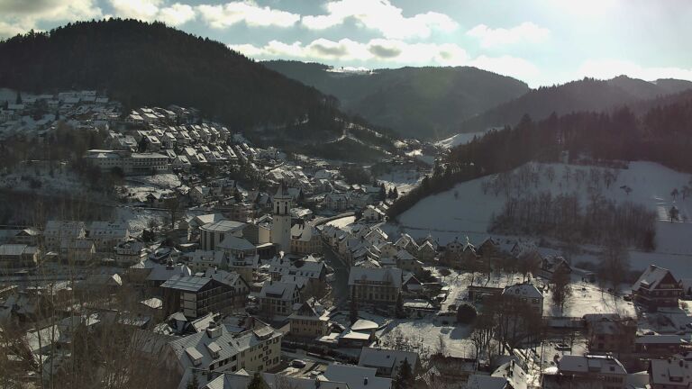 Dieses Bild zeigt eine Webcam-Aufnahme von Ottenhöfen, aufgenommen am Montag, den 05.01.2026 um 12:30 Uhr