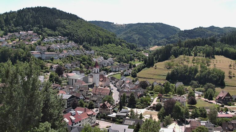 Dieses Bild zeigt eine Webcam-Aufnahme von Ottenhöfen, aufgenommen am Sonntag, den 12.07.2026 um 13:20 Uhr