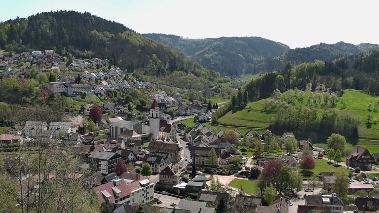 Dieses Bild zeigt eine Webcam-Aufnahme von Ottenhöfen, aufgenommen am Samstag, den 18.04.2026 um 13:50 Uhr