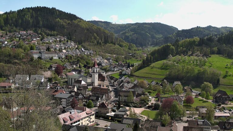 Dieses Bild zeigt eine Webcam-Aufnahme von Ottenhöfen, aufgenommen am Samstag, den 18.04.2026 um 15:00 Uhr