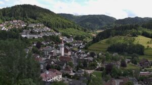 Dieses Bild zeigt eine Webcam-Aufnahme von Ottenhöfen, aufgenommen am Montag, den 01.06.2026 um 16:10 Uhr