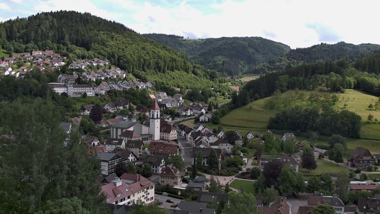 Dieses Bild zeigt eine Webcam-Aufnahme von Ottenhöfen, aufgenommen am Montag, den 01.06.2026 um 16:10 Uhr