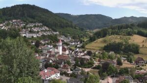 Dieses Bild zeigt eine Webcam-Aufnahme von Ottenhöfen, aufgenommen am Freitag, den 17.07.2026 um 17:10 Uhr