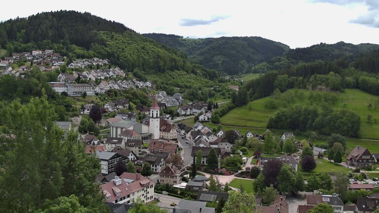 Dieses Bild zeigt eine Webcam-Aufnahme von Ottenhöfen, aufgenommen am Sonntag, den 17.05.2026 um 13:10 Uhr